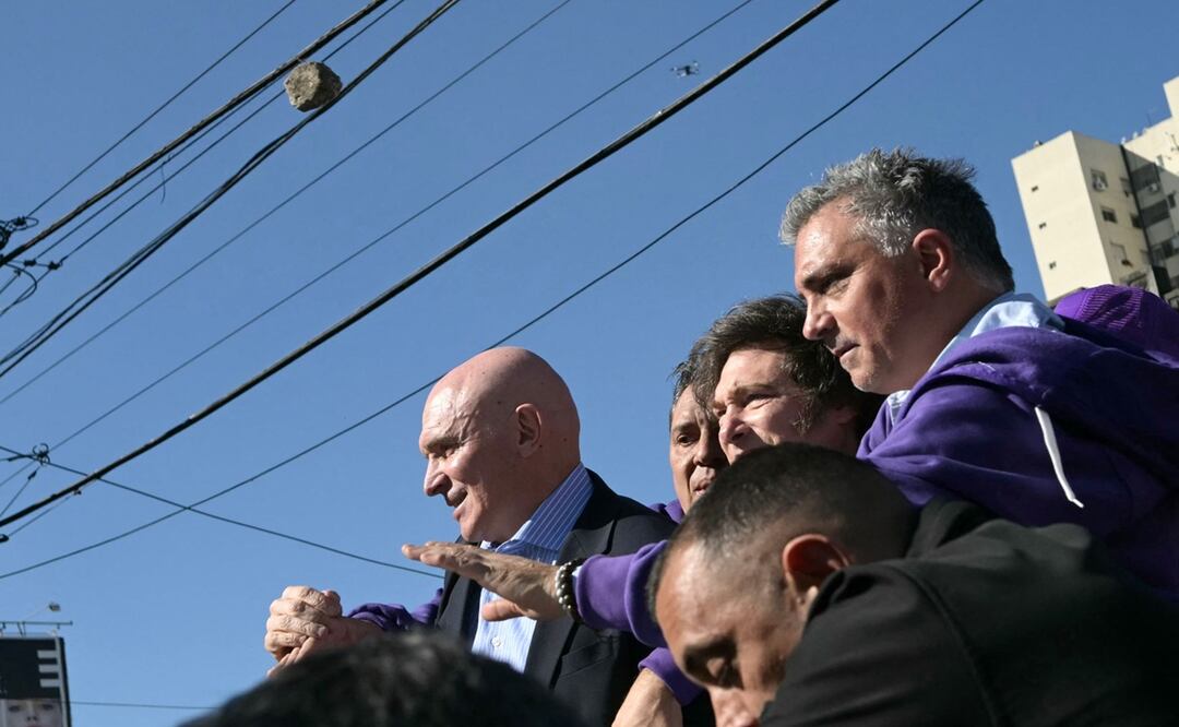 Los hechos tuvieron lugar durante un acto de campaña en la localidad de Lomas de Zamora donde Milei se encontró con un grupo numeroso de manifestantes opositores que le lanzó piedras, ramas y huevos. Foto: AFP