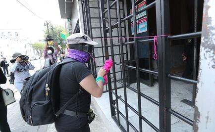 Feministas bloquean las puertas de la Secretaría de la Mujer en Edomex