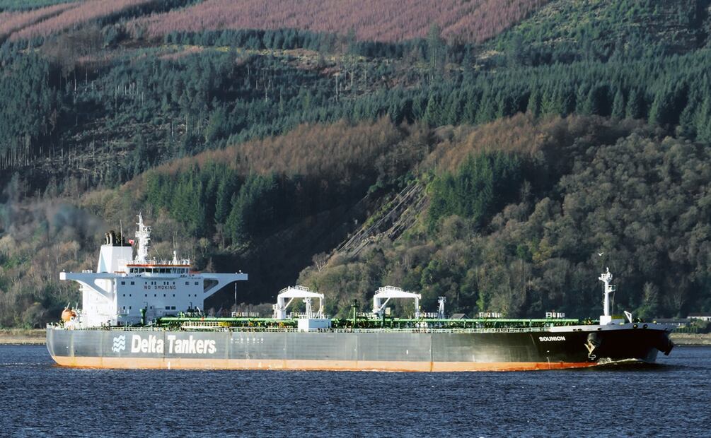 El buque petrolero 'MV Sounion' fue atacado en el mar Rojo por los rebeldes chiíes hutíes. Foto: AP
