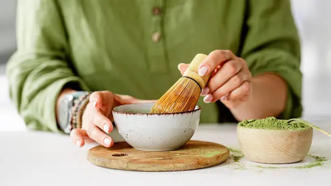 El matcha es rico en antioxidantes, vitaminas y minerales. Además, contiene cafeína, estimulante que puede afectar a personas sensibles. Foto: Unsplash
