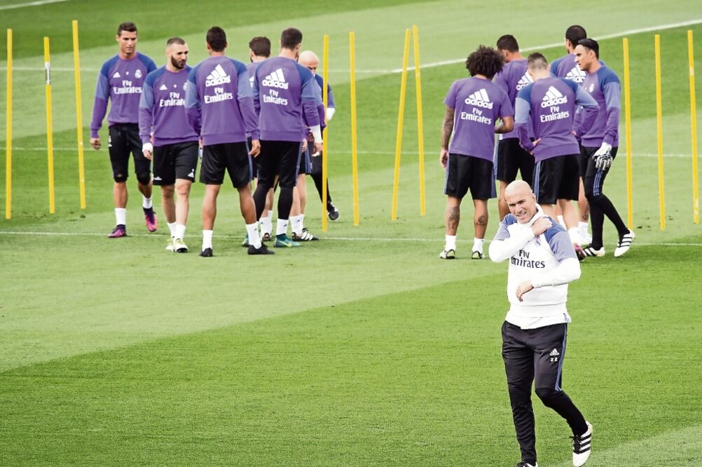 Zidane supervisó la práctica en Valdebebas para la octava jornada. (FOTO: LUCA PIERGIOVANNI. EFE)