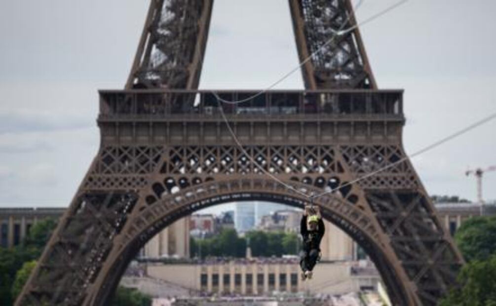 Instalan tirolesa en la Torre Eiffel
