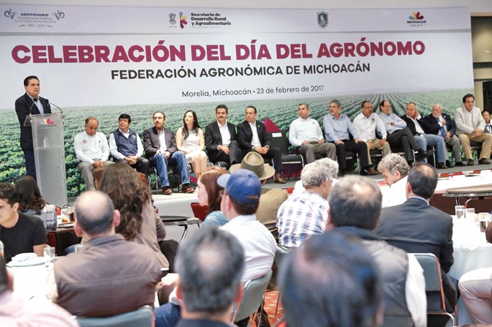 El gobernador Silvano Aureoles expresó su compromiso de impulsar la construcción de la Casa del Agrónomo y de apoyar a migrantes (ESPECIAL)