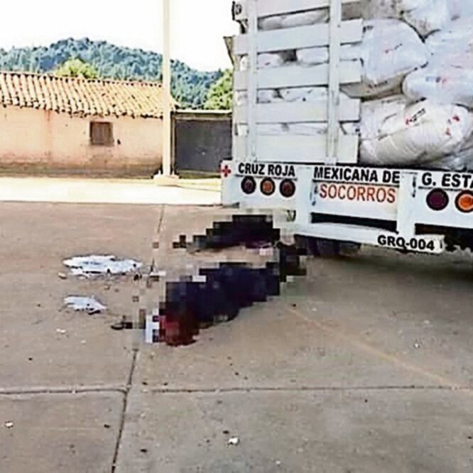 Los cuerpos de los policías estatales quedaron tendidos a un costado de la camioneta de la Cruz Roja. Foto: ESPECIAL