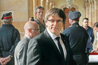 Un "muro humano", sombrero y una silla de ruedas: así burló Puigdemont a la policía en España