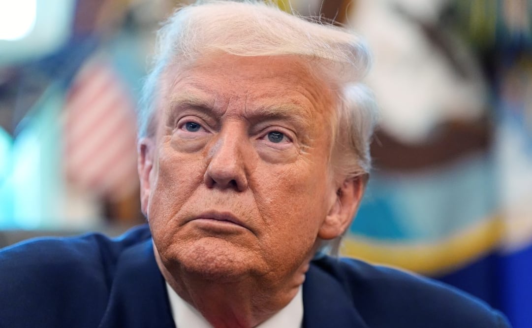 El presidente Donald Trump escucha durante un evento en la Oficina Oval para conmemorar el 90.º aniversario de la Ley del Seguro Social, el jueves 14 de agosto de 2025, en Washington. Foto: AP