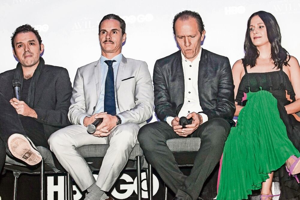 Los hermanos Rovzar, Fernando y Billy, productores de la serie, y los protagonistas: Tony Dalton y Camila Selser (YADÍN XOLALPA. EL UNIVERSAL)