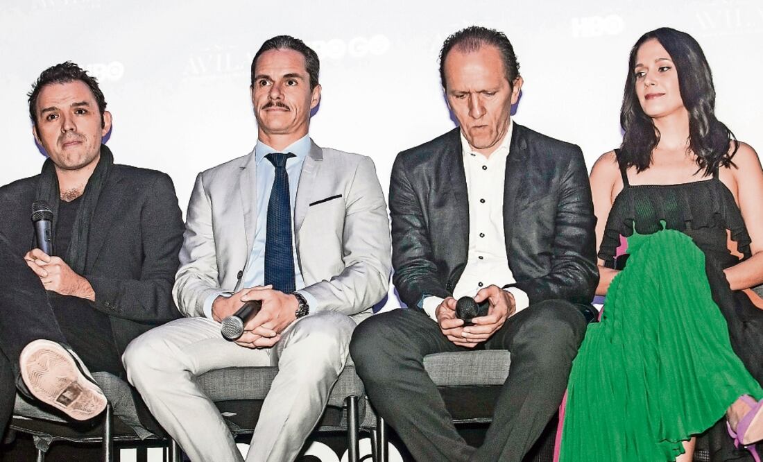 Los hermanos Rovzar, Fernando y Billy, productores de la serie, y los protagonistas: Tony Dalton y Camila Selser (YADÍN XOLALPA. EL UNIVERSAL)