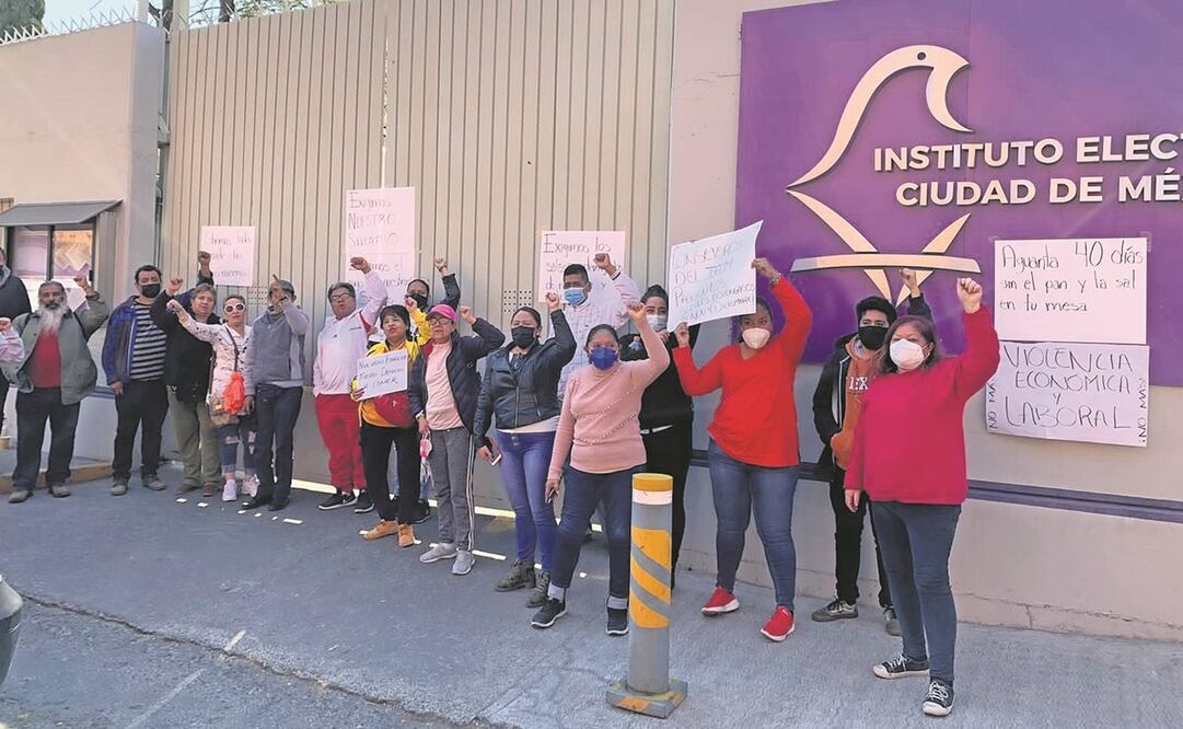 Trabajadores de partidos políticos bloquearon el acceso al IECM, en protesta por el pago de su salario de noviembre y diciembre. Foto: Especial