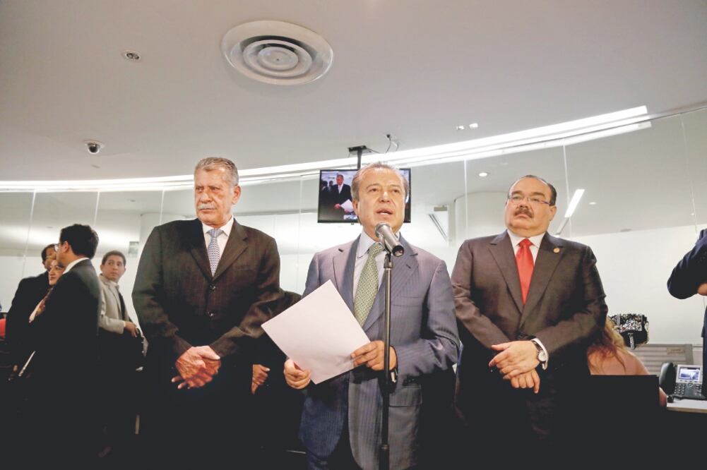 Hace una semana, el coordinador del grupo parlamentario del PRI en la Cámara Baja, César Camacho (centro), hizo un llamado para que Margarita Zavala presente sus declaraciones patrimonial, de interés y fiscal (3de3) (ARCHIVO EL UNIVERSAL)