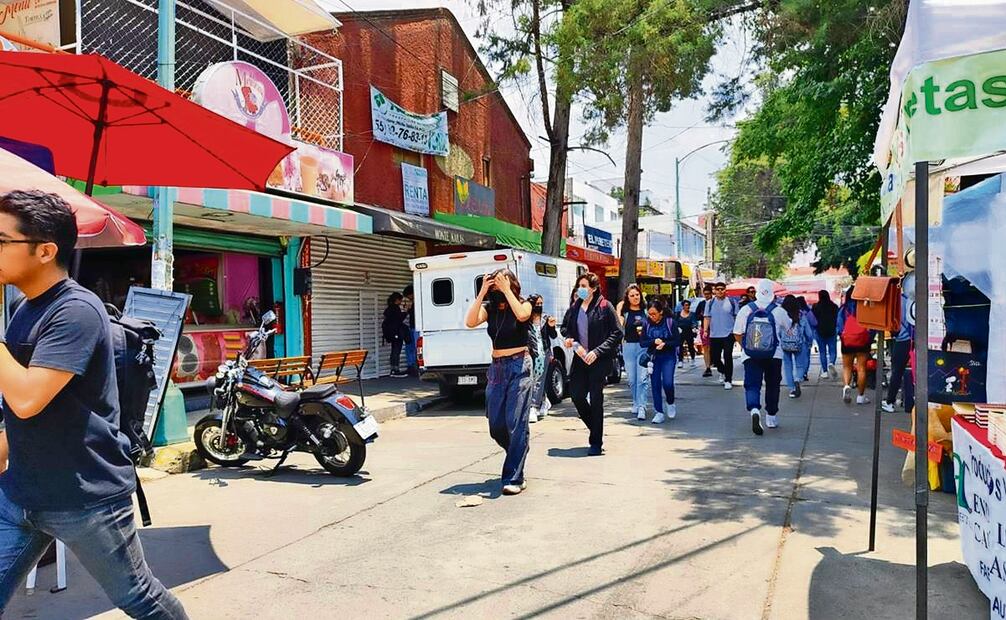 La calle Filosofía y Letras es corta, pero ofrece desde comidas completas, jochos y pizza, hasta antojos, como el café helado, o accesorios escolares, como libretas y morrales para estudiantes, Foto: Raúl J. Fontecilla / EL UNIVERSAL