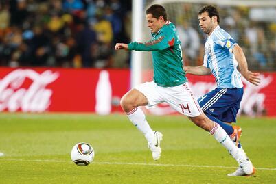 Arietes levantan la mano para suplir a 'Chicharito'