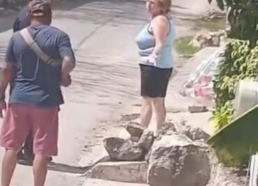 Extranjera provoca conflicto en Pisté, Yucatán; coloca piedras afuera de su casa para evitar el paso de personas