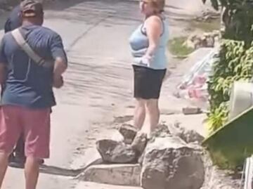 Extranjera provoca conflicto en Pisté, Yucatán; coloca piedras afuera de su casa para evitar el paso de personas