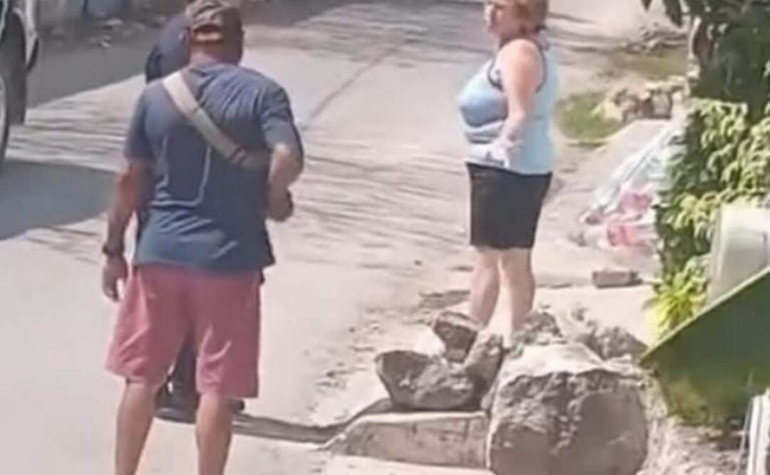 La mujer de origen estadounidense, colocó piedras afuera de su acera para evitar el paso de personas en Pisté, Yucatán (01/05/2025). Foto: Especial