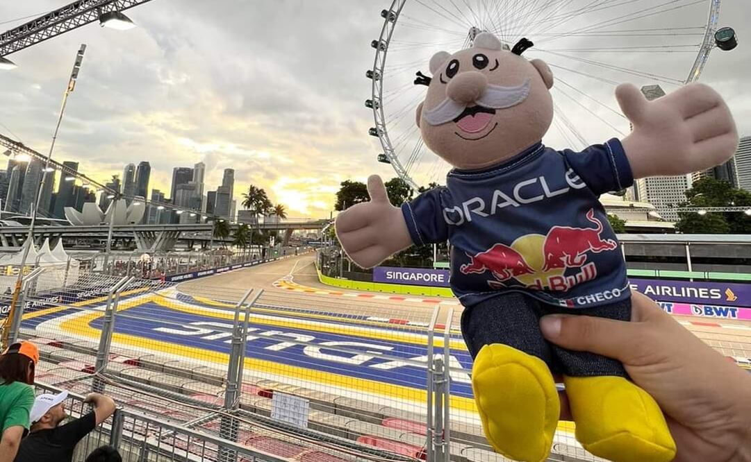 Peluche del Dr. Simi vestido con unifrome de Red Bull - FOTO: Twitter