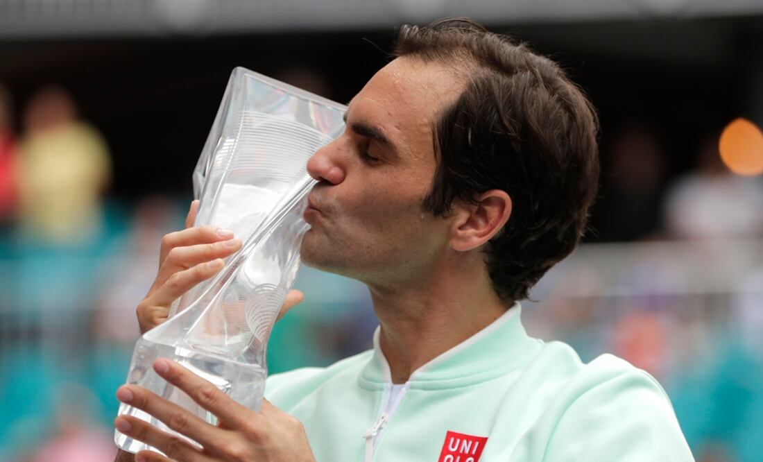 Roger Federer besa el trofeo de campeón | AP