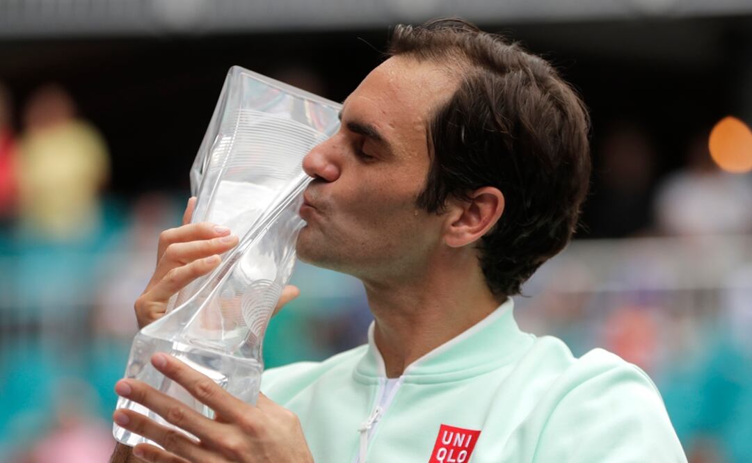Roger Federer besa el trofeo de campeón | AP