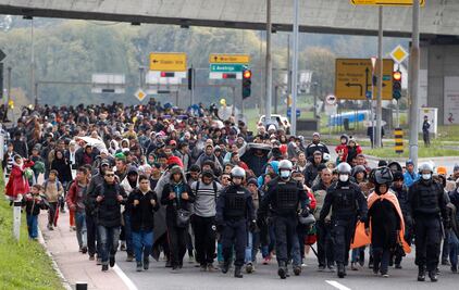 Continúa arribo masivo de refugiados a Eslovenia
