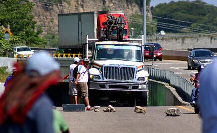 Maestros mantienen bloqueo en accesos a Tuxtla Gutiérrez