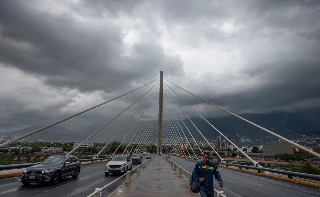 El cielo nublado ante la llegada de la tormenta tropical 'Alberto' este miércoles, en la ciudad de Monterrey. Foto: EFE/ Miguel Sierra
