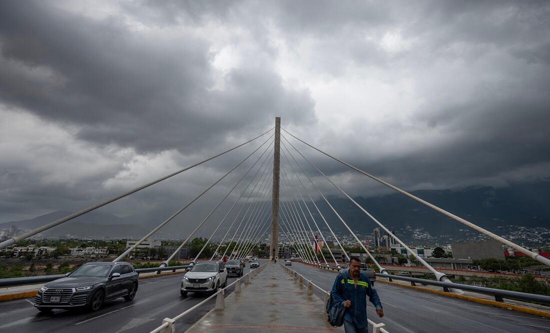 El cielo nublado ante la llegada de la tormenta tropical 'Alberto' este miércoles, en la ciudad de Monterrey. Foto: EFE/ Miguel Sierra