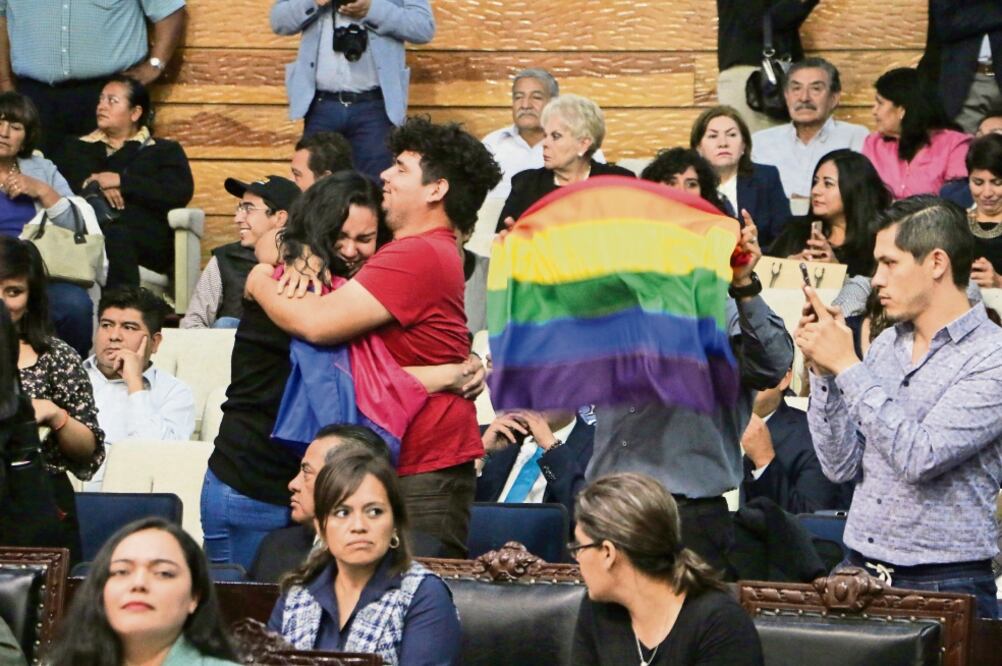 La iniciativa de ley, presentada por la diputada perredista Areli Rubi Miranda Ayala en el Congreso del estado de Hidalgo, sustituye el concepto “de un solo hombre por una sola mujer” por el de “entre dos personas” para poder unirse en matrimonio. /BLANC 
