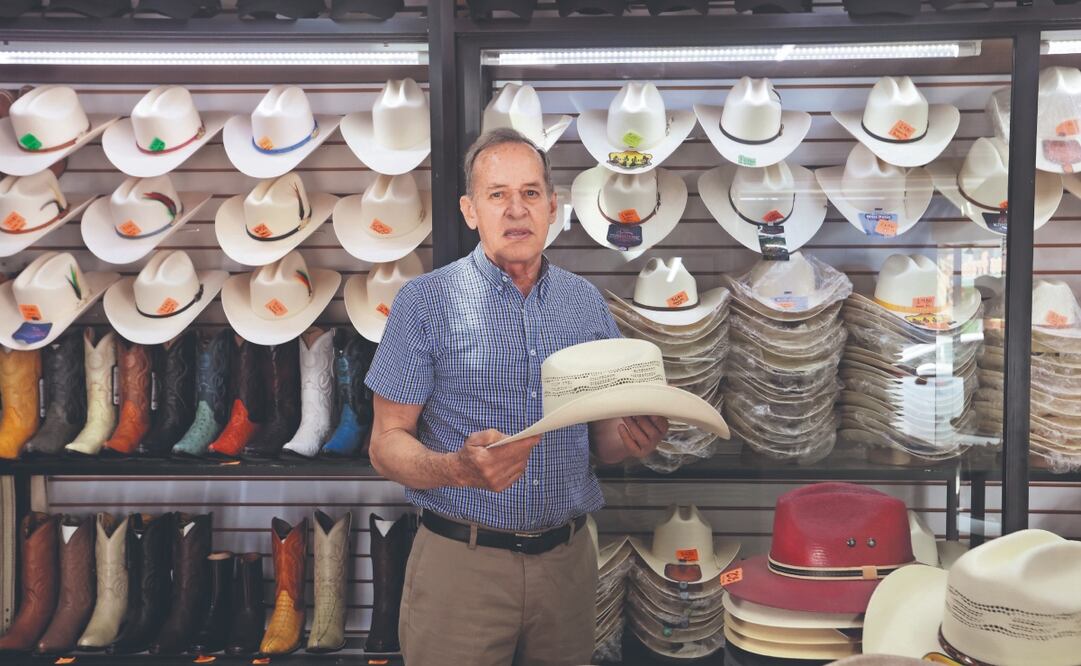 Guillermo Guevara, un exacadémico universitario, se ha dedicado desde hace 42 años al negocio de los sombreros y de botas finas. Fotos: de Valente Rosas