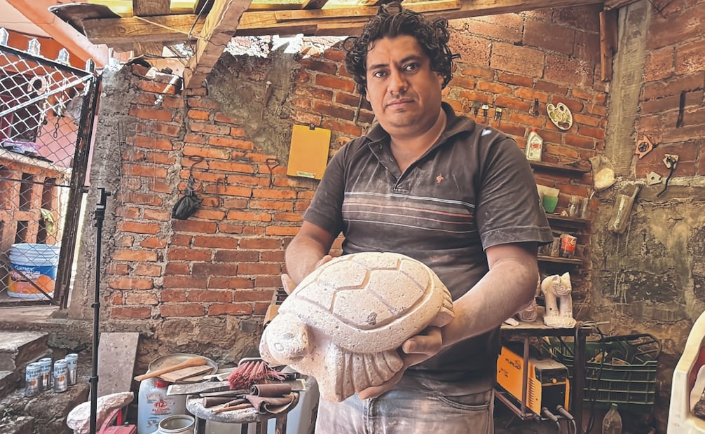 Sus primeras obras fueron una tortuga, una rana, un pez y un caracol, las cuales vendía en el mercado. Foto: Carlos Arrieta/ EL UNIVERSAL