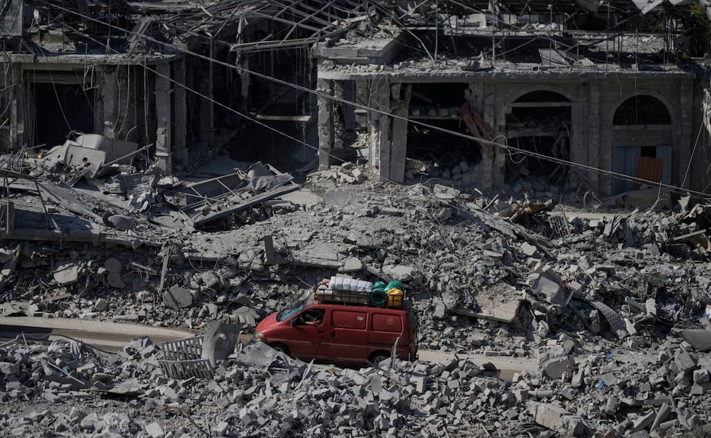 Residentes circulan entre edificios dañados por anteriores bombardeos israelíes en Nabatiyeh, en el sur de Líbano, tras el alto el fuego con Hezbolá (25/06/2026). Foto: AP