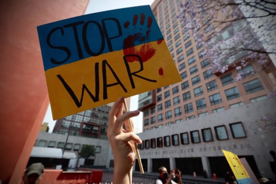 Ucranianos protestan en la Secretaría de Relaciones Exteriores; entonan himno nacional de Ucrania