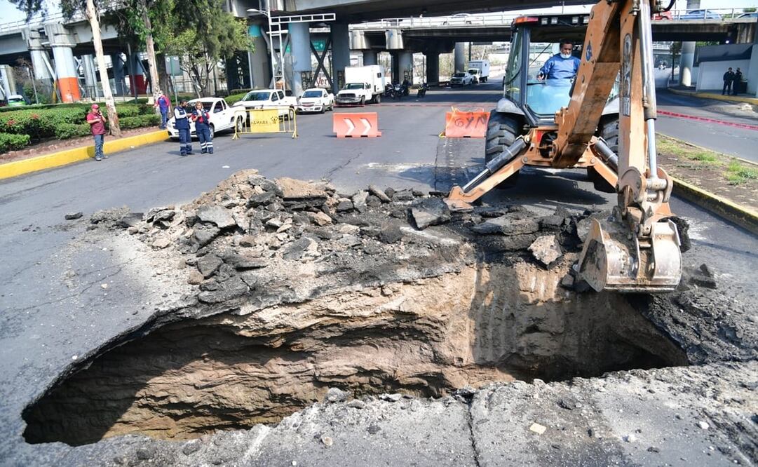 En el lugar, elementos de la Secretaría Ciudadana de la Ciudad de México acordonaron la zona para evitar que automovilistas sufran algún accidente. Foto: Hugo García/EL UNIVERSAL 