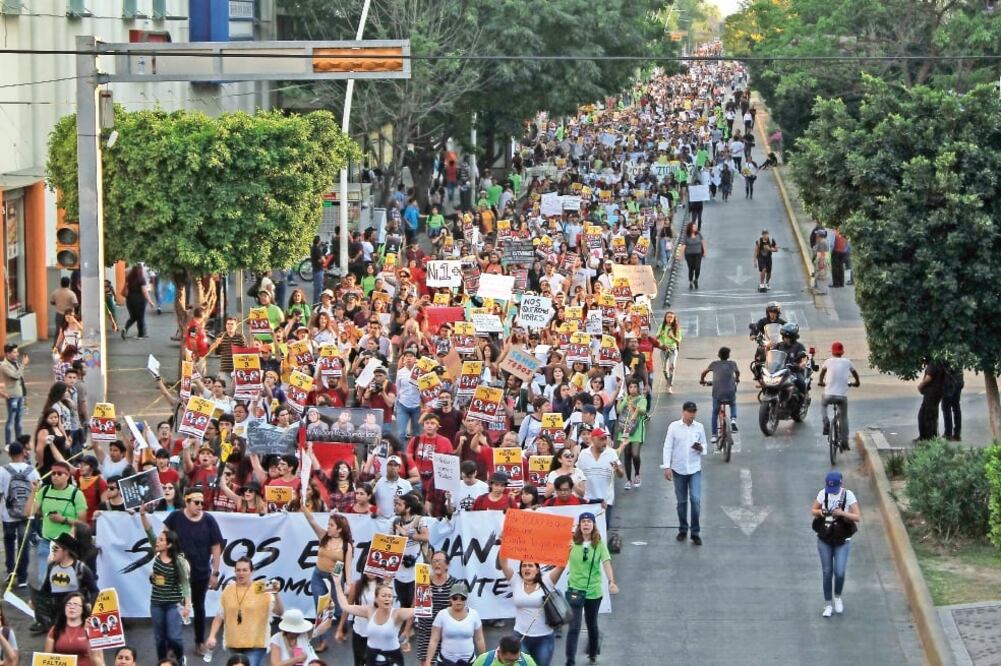 Más de 6 mil personas recorrieron casi 6 kilómetros desde la glorieta de los Niños Héroes hasta la fiscalía del estado, lanzando consignas de reclamo. (ALBERTO MENDOZA. EL UNIVERSAL)