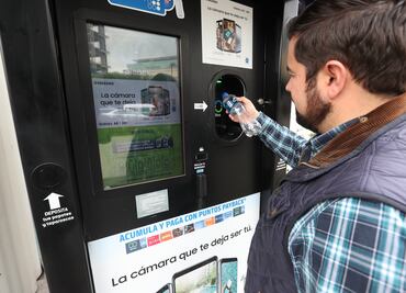 Cambian botellas por pasajes para el Metro