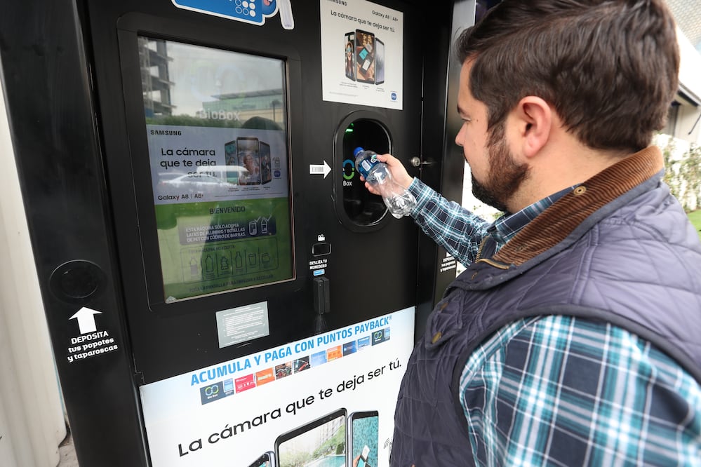 Cambian botellas por pasajes para el Metro