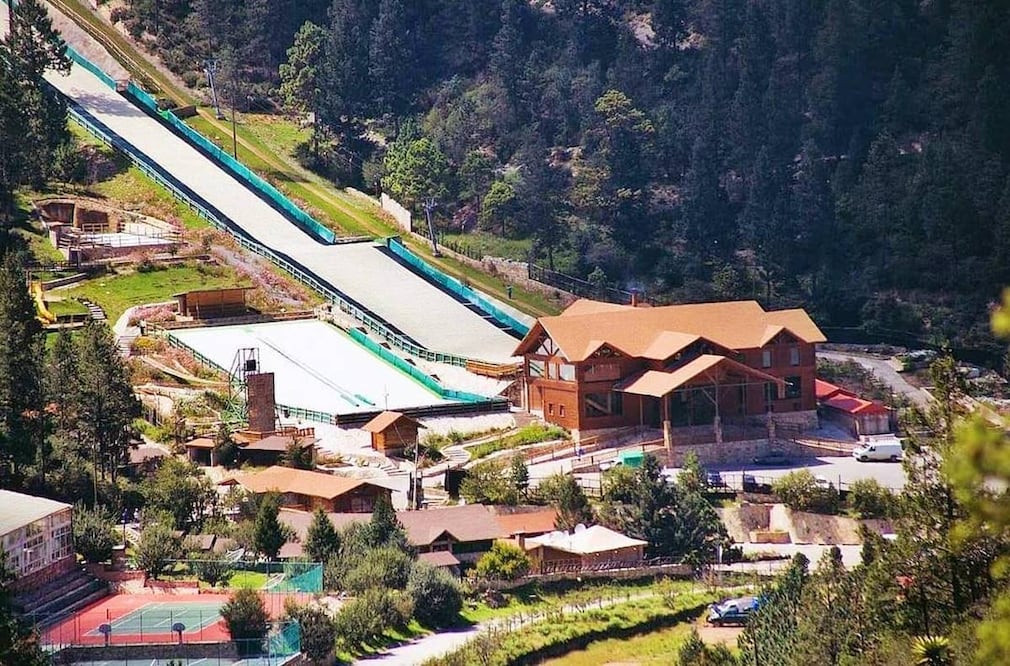 Paisajes de montaña y una pista para esquiar en México, en estas vacaciones de verano. Fotos: Facebook Bosques de Monterreal