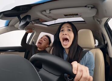 Esto pasa cuando manejas y usas el celular al mismo tiempo