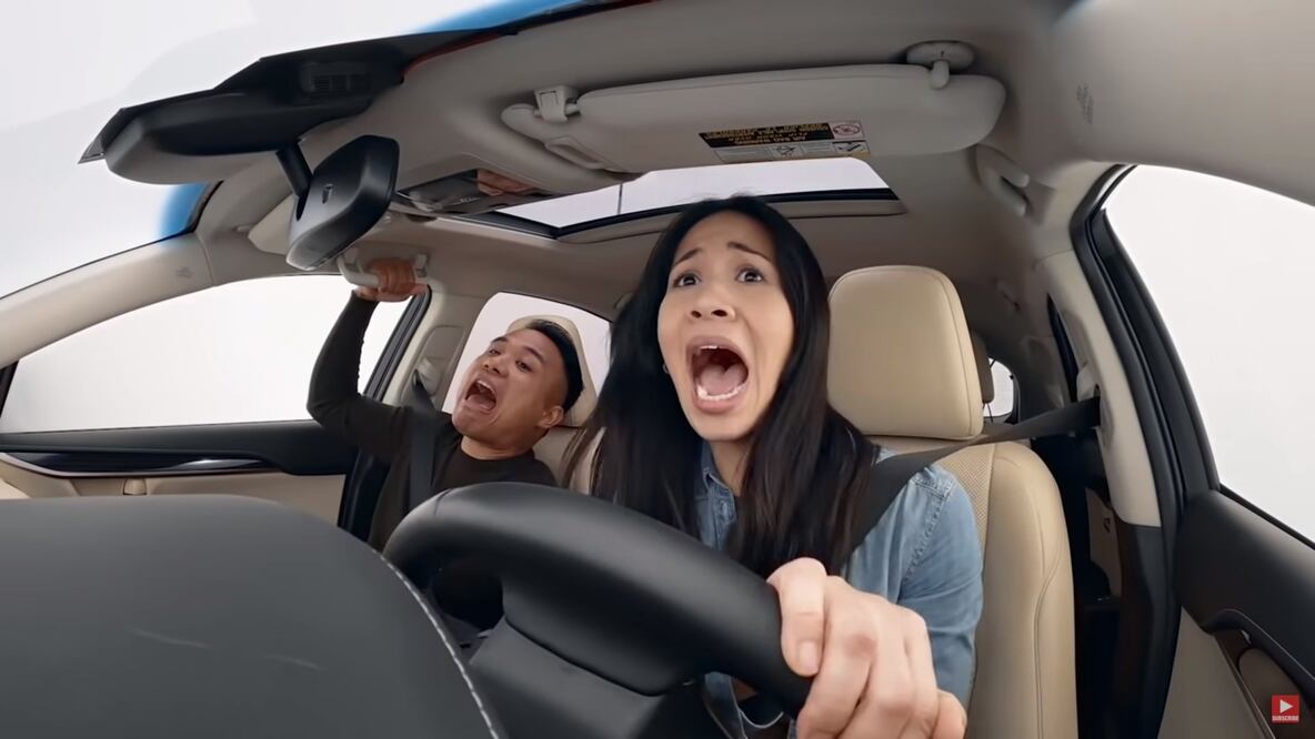 Esto pasa cuando manejas y usas el celular al mismo tiempo