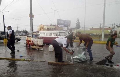 Lluvia deja inundaciones y vehículos varados en Coahuila