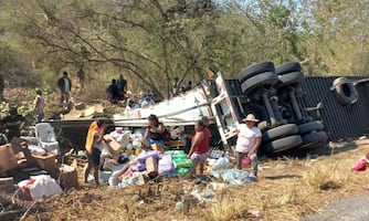 Se registra rapiña tras volcadura de tráiler sobre carretera Costera 200, en Oaxaca; transportaba colchones y productos de aseo personal