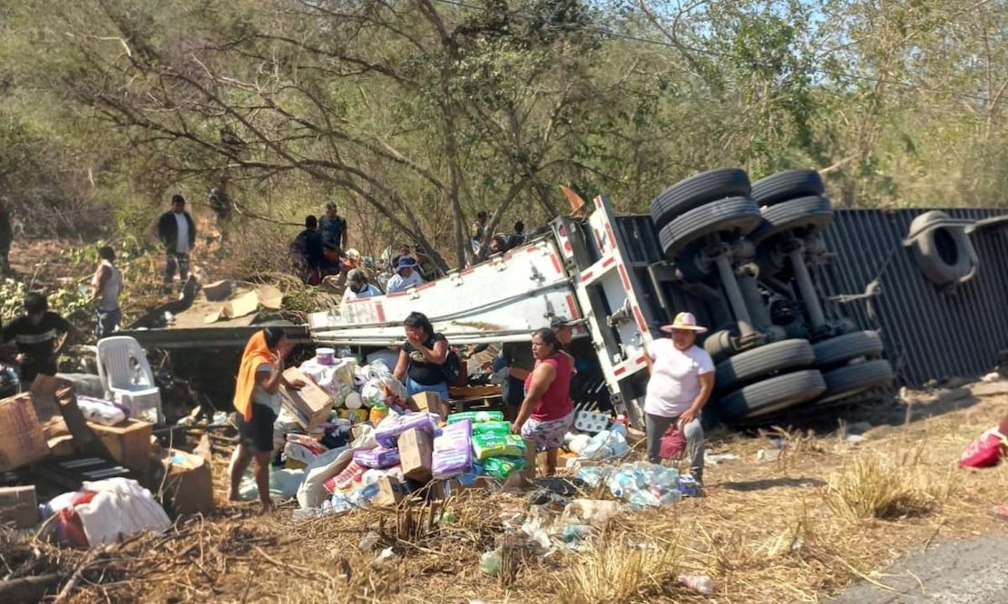 Pobladores de la zona saquearon la mercancía que transportaba un tráiler que volcó en la carretera Costera 200, en el tramo Salina Cruz-Huatulco. Foto: Especial.
