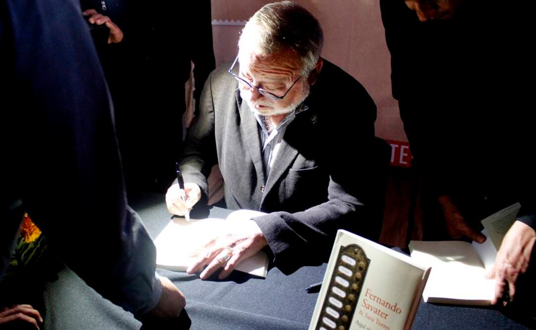 El autor, que tras la presentación convivió con los asistentes y firmó algunos libros, destacó que uno de los premios más importantes que ha recibido en su vida ha sido el afecto que le han dado sus seguidores mexicanos. FOTO: Nadya Murillo/EL UNIVERSAL.