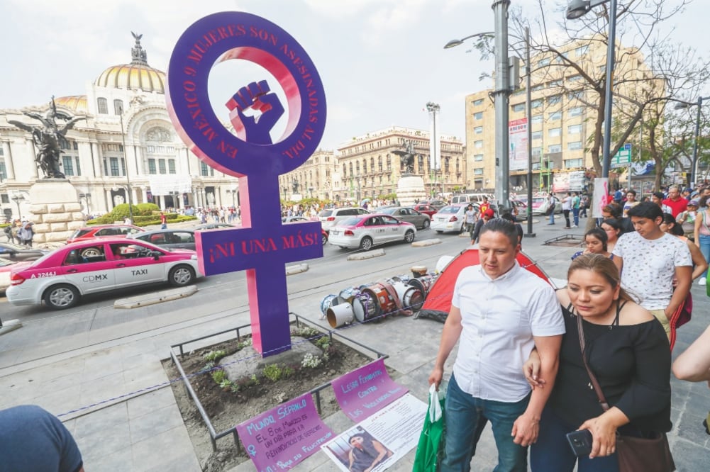 Voluntarias enfocadas en la defensa de derechos humanos fueron preparadas para poder cavar y cimentar la estructura metálica. Las familias que lo idearon aseguran tener el ejemplo del antimonumento instalado en Ciudad Juárez. Foto: DIEGO SIMÓN