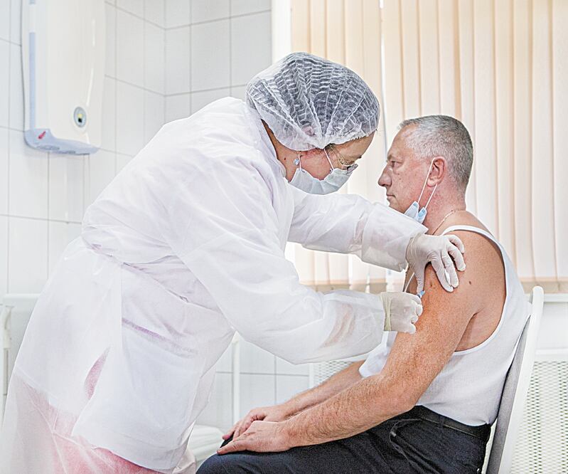 Un paciente recibe la vacuna rusa contra el Covid-19 en Moscú. ALEXANDER ZEMLIANICHENKO JR. AP