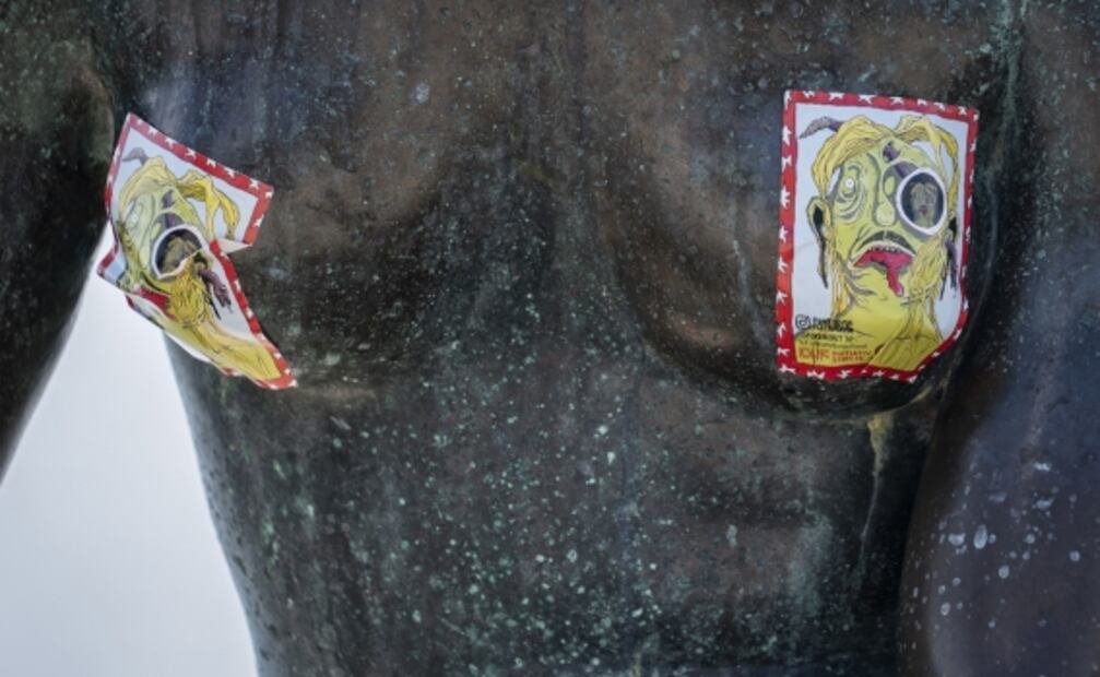 Con la frase "pez racista", vandalizan estatua de la Sirenita en Copenhague