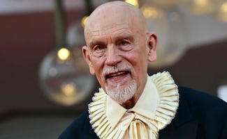 John Malkovich sorprende en Venecia con peculiar look durante el estreno de "Wild Horse Nine"