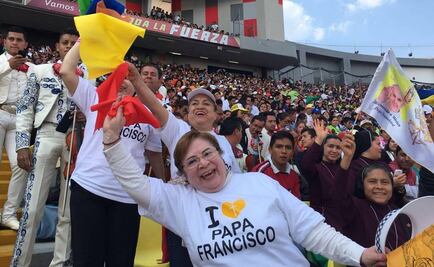 Con pirotecnia, jóvenes despiden al Papa en Morelia