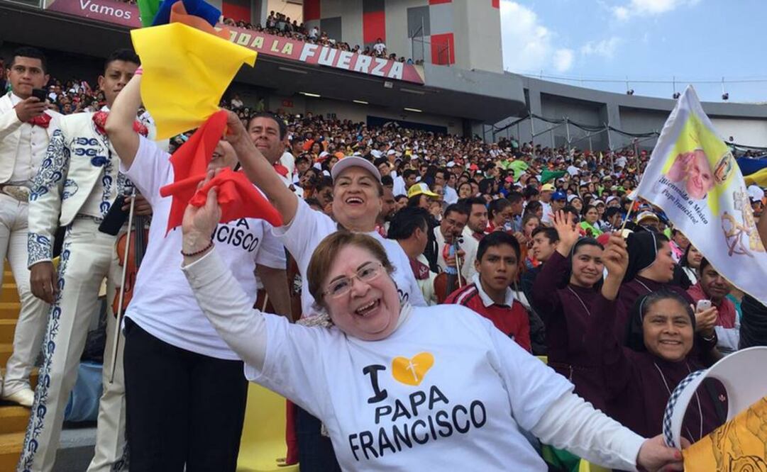 Con pirotecnia, jóvenes despiden al Papa en Morelia