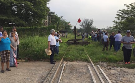 Bloquean ferrocarrileros vías del tren en Oaxaca