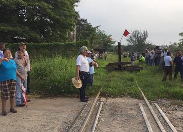 Bloquean ferrocarrileros vías del tren en Oaxaca